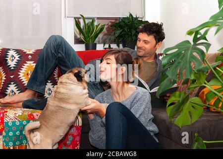 Paar entspannen und spielen mit Haustier zu Hause Stockfoto