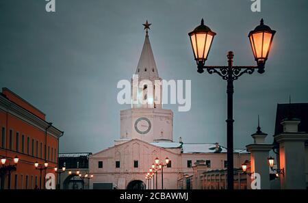 Der Kasaner Kreml bei Nacht. Blick auf den Spasskaya-Turm. Stockfoto