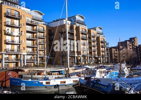 London, UK, January 9, 2011 : Luxus-Yacht-Boote und Segelschiffe, die in St Katherine Dock Marina an der Themse, die eine beliebte Reise de Stockfoto