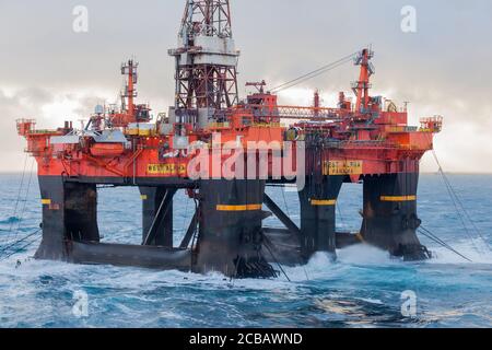 NORDSEE, NORWEGEN - 2016. JANUAR 11. Semi-Tauchboot-Rig West Alpha deballasting und bereit für Rig bewegen in norwegischen rauen Wetterbedingungen. Stockfoto