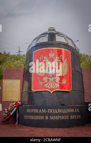 MURMANSK, RUSSLAND - 2014. SEPTEMBER 14. Denkmal für U-Seefahrer, die in Friedenszeiten im juli 2009 auf der nuklearen Oscar-Klasse starb Stockfoto