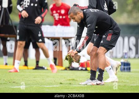 Lagos, Portugal. August 2020. Fußball: Champions League, FC Bayern im Trainingslager an der Algarve vor dem Abschlussturnier in Lissabon. Thiago vom FC Bayern München holt bei einem Training auf einem Fußballplatz vom Mannschaftshotel ein Stück Gras ab. Quelle: Matthias Balk/dpa/Alamy Live News Stockfoto