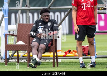 Lagos, Portugal. August 2020. Fußball: Champions League, FC Bayern im Trainingslager an der Algarve vor dem Abschlussturnier in Lissabon. Alphonso Davies vom FC Bayern München beobachtet das Training seiner Mannschaft auf einem Fußballplatz vom Mannschaftshotel aus. Davies wird während dieser Trainingseinheit verschont. Quelle: Matthias Balk/dpa/Alamy Live News Stockfoto