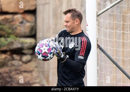 Lagos, Portugal. August 2020. Fußball: Champions League, FC Bayern im Trainingslager an der Algarve vor dem Abschlussturnier in Lissabon. Torwart Manuel Neuer vom FC Bayern München trainiert während eines Trainings auf einem Fußballplatz vom Mannschaftshotel in Tor. Quelle: Matthias Balk/dpa/Alamy Live News Stockfoto