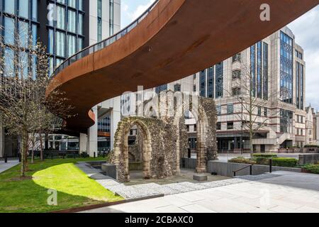 Blickrichtung der Blick nach Südosten zur Londoner Mauer führt zu einem dramatischen Unterlauf des Corten-Stahlweges, der die Bögen der Ruinen von St. Alphege umrahmt. T Stockfoto