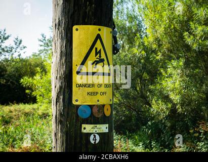 Strommast Warnschild einschließlich Todesgefahr Beschriftung Stockfoto