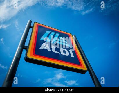 Melden Sie sich für einen ALDI Store gegen einen blauen Himmel an Ein sonniger Sommertag Stockfoto