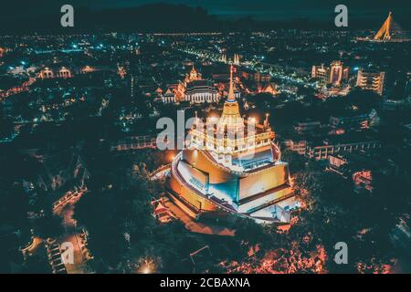 Luftaufnahme des Wat Saket Golden Mount Tempels in Bangkok Altstadt in Thailand Stockfoto