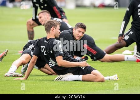 Lagos, Portugal. August 2020. Fußball: Champions League, FC Bayern im Trainingslager an der Algarve vor dem Abschlussturnier in Lissabon. Robert Lewandowski (zurück) und Thomas Müller sprechen während einer Dehnübung während eines Trainings auf einem Fußballplatz vom Mannschaftshotel aus. Quelle: Matthias Balk/dpa/Alamy Live News Stockfoto