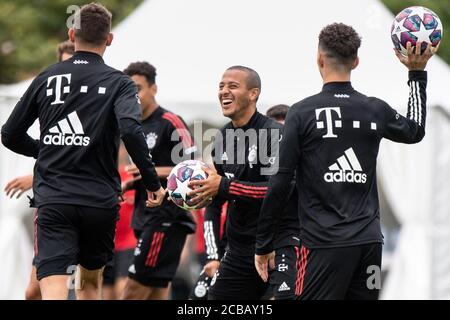 Lagos, Portugal. August 2020. Fußball: Champions League, FC Bayern im Trainingslager an der Algarve vor dem Abschlussturnier in Lissabon. Thiago vom FC Bayern München hält den Ball während eines Trainings auf einem Fußballplatz vom Mannschaftshotel in den Händen. Quelle: Matthias Balk/dpa/Alamy Live News Stockfoto