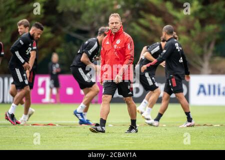 Lagos, Portugal. August 2020. Fußball: Champions League, FC Bayern im Trainingslager an der Algarve vor dem Abschlussturnier in Lissabon. Trainer Hansi Flick vom FC Bayern München beobachtet das Training seiner Mannschaft auf einem Fußballplatz im Mannschaftshotel. Quelle: Matthias Balk/dpa/Alamy Live News Stockfoto