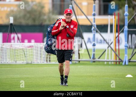 Lagos, Portugal. August 2020. Fußball: Champions League, FC Bayern im Trainingslager an der Algarve vor dem Abschlussturnier in Lissabon. Co-Trainer Hermann Gerland vom FC Bayern München bereitet den Platz vor einer Trainingseinheit auf einem Fußballplatz vom Mannschaftshotel aus vor. Quelle: Matthias Balk/dpa/Alamy Live News Stockfoto