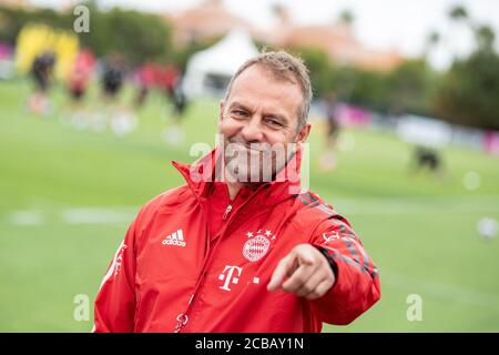 Lagos, Portugal. August 2020. Fußball: Champions League, FC Bayern im Trainingslager an der Algarve vor dem Abschlussturnier in Lissabon. Trainer Hansi Flick vom FC Bayern München spricht mit einer Gruppe von Reportern während eines Trainings auf einem Fußballplatz im Teamhotel. Quelle: Matthias Balk/dpa/Alamy Live News Stockfoto