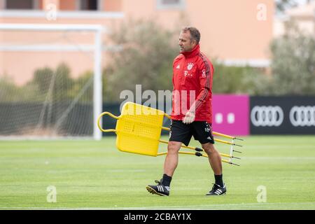 Lagos, Portugal. August 2020. Fußball: Champions League, FC Bayern im Trainingslager an der Algarve vor dem Abschlussturnier in Lissabon. Trainer Hansi Flick vom FC Bayern München bereitet den Platz vor einer Trainingseinheit auf einem Fußballplatz vom Mannschaftshotel aus vor. Quelle: Matthias Balk/dpa/Alamy Live News Stockfoto