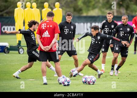 Lagos, Portugal. August 2020. Fußball: Champions League, FC Bayern im Trainingslager an der Algarve vor dem Abschlussturnier in Lissabon. Alvaro Odriozola (l-r), Robert Lewandowski, Philippe Coutinho, Lucas Hernandez und Thiago vom FC Bayern München geben sich den Ball bei einem Training auf einem Fußballplatz im Mannschaftshotel. Quelle: Matthias Balk/dpa/Alamy Live News Stockfoto