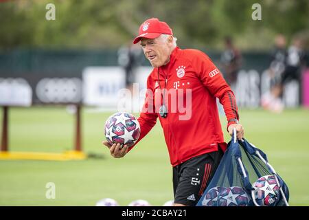 Lagos, Portugal. August 2020. Fußball: Champions League, FC Bayern im Trainingslager an der Algarve vor dem Abschlussturnier in Lissabon. Co-Trainer Hermann Gerland vom FC Bayern München bereitet den Platz vor einer Trainingseinheit auf einem Fußballplatz vom Mannschaftshotel aus vor. Quelle: Matthias Balk/dpa/Alamy Live News Stockfoto