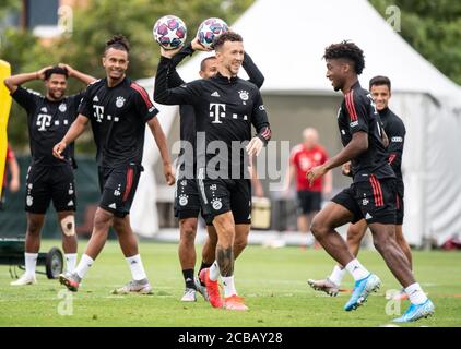 Lagos, Portugal. August 2020. Fußball: Champions League, FC Bayern im Trainingslager an der Algarve vor dem Abschlussturnier in Lissabon. Ivan Perisic (M) hält den Ball in der Hand während einer Trainingseinheit auf einem Fußballplatz vom Mannschaftshotel aus. Kingsley Coman läuft auf der rechten Seite. Quelle: Matthias Balk/dpa/Alamy Live News Stockfoto