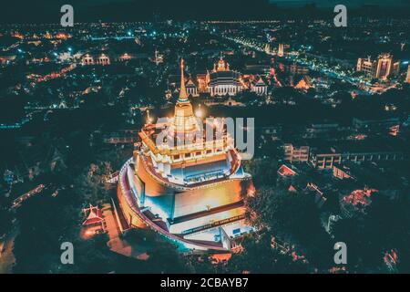 Luftaufnahme des Wat Saket Golden Mount Tempels in Bangkok Altstadt in Thailand Stockfoto