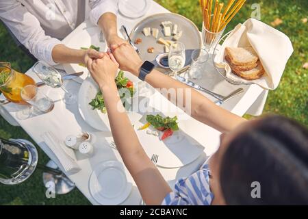 Mann und Frau halten sich die Hände Stockfoto