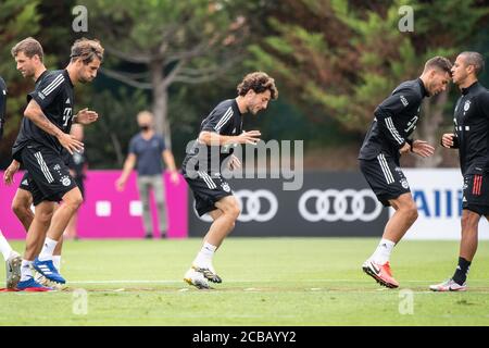 Lagos, Portugal. August 2020. Fußball: Champions League, FC Bayern im Trainingslager an der Algarve vor dem Abschlussturnier in Lissabon. Thomas Müller (l-r), Javi Martinez, Alvaro Odriozola, Lucas Hernandez und Thiago vom FC Bayern München wärmen sich bei einem Training auf einem Fußballplatz im Teamhotel auf. Quelle: Matthias Balk/dpa/Alamy Live News Stockfoto