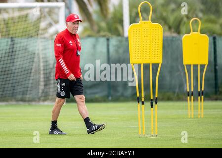 Lagos, Portugal. August 2020. Fußball: Champions League, FC Bayern im Trainingslager an der Algarve vor dem Abschlussturnier in Lissabon. Co-Trainer Hermann Gerland vom FC Bayern München bereitet den Platz vor einer Trainingseinheit auf einem Fußballplatz vom Mannschaftshotel aus vor. Quelle: Matthias Balk/dpa/Alamy Live News Stockfoto