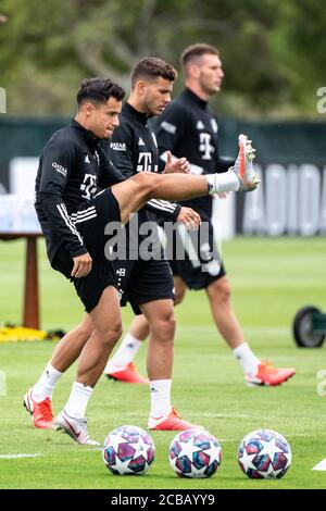 Lagos, Portugal. August 2020. Fußball: Champions League, FC Bayern im Trainingslager an der Algarve vor dem Abschlussturnier in Lissabon. Philippe Coutinho (l-r), Lucas Hernandez und Niklas Süle dehnen sich während eines Trainings auf einem Fußballplatz vom Teamhotel aus. Quelle: Matthias Balk/dpa/Alamy Live News Stockfoto