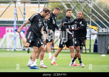 Lagos, Portugal. August 2020. Fußball: Champions League, FC Bayern im Trainingslager an der Algarve vor dem Abschlussturnier in Lissabon. Javi Martinez (l-r), Alvaro Odriozola, Lucas Hernandez und Thiago vom FC Bayern München strecken sich bei einem Training auf einem Fußballplatz im Teamhotel aus. Quelle: Matthias Balk/dpa/Alamy Live News Stockfoto