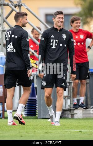 Lagos, Portugal. August 2020. Fußball: Champions League, FC Bayern im Trainingslager an der Algarve vor dem Abschlussturnier in Lissabon. Lucas Hernandez (l.) und Robert Lewandowski vom FC Bayern München lachen bei einem Training auf einem Fußballplatz im Teamhotel. Quelle: Matthias Balk/dpa/Alamy Live News Stockfoto