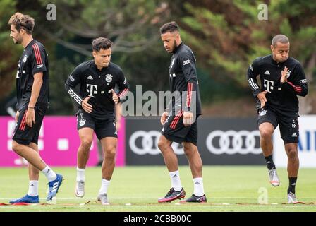 Lagos, Portugal. August 2020. Fußball: Champions League, FC Bayern im Trainingslager an der Algarve vor dem Abschlussturnier in Lissabon. Javi Martinez (l-r), Philippe Coutinho, Corentin Tolisso und Thiago vom FC Bayern München wärmen sich bei einem Training auf einem Fußballplatz im Mannschaftshotel auf. Quelle: Matthias Balk/dpa/Alamy Live News Stockfoto