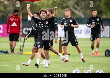 Lagos, Portugal. August 2020. Fußball: Champions League, FC Bayern im Trainingslager an der Algarve vor dem Abschlussturnier in Lissabon. Alvaro Odriozola (l) lässt seine Arme bei einem Training auf einem Fußballplatz vom Mannschaftshotel kreisen. Joshua Kimmich läuft im Hintergrund. Quelle: Matthias Balk/dpa/Alamy Live News Stockfoto