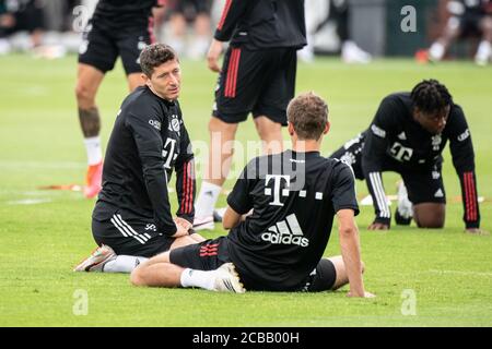 Lagos, Portugal. August 2020. Fußball: Champions League, FC Bayern im Trainingslager an der Algarve vor dem Abschlussturnier in Lissabon. Robert Lewandowski (l.) und Thomas Müller sprechen während einer Dehnübung während eines Trainings auf einem Fußballplatz vom Mannschaftshotel aus. Quelle: Matthias Balk/dpa/Alamy Live News Stockfoto