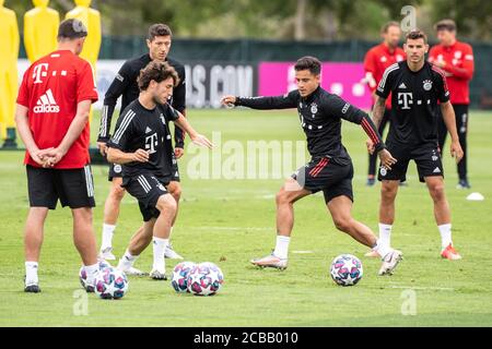 Lagos, Portugal. August 2020. Fußball: Champions League, FC Bayern im Trainingslager an der Algarve vor dem Abschlussturnier in Lissabon. Alvaro Odriozola (l-r), Robert Lewandowski, Philippe Coutinho und Lucas Hernandez vom FC Bayern München geben sich den Ball bei einem Training auf einem Fußballplatz im Mannschaftshotel. Quelle: Matthias Balk/dpa/Alamy Live News Stockfoto