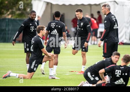 Lagos, Portugal. August 2020. Fußball: Champions League, FC Bayern im Trainingslager an der Algarve vor dem Abschlussturnier in Lissabon. David Alaba (l-r), Leon Goretzka, Ivan Perisic und Niklas Süle dehnen sich während eines Trainings auf einem Fußballplatz vom Mannschaftshotel aus. Quelle: Matthias Balk/dpa/Alamy Live News Stockfoto