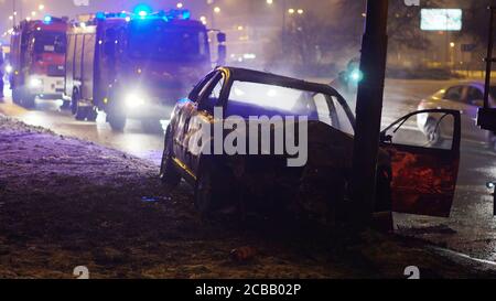 Autounfall. Verbranntes Auto nach schwerer Kollision. Schwarz und Weiß. Hochwertige Fotos Stockfoto