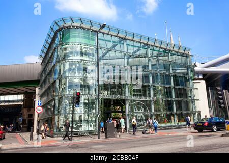 London, UK, July 13, 2013 : der Borough Market stammt aus dem 12. Jahrhundert und ist einer der ältesten Lebensmittelmärkte der Stadt und ein beliebter Reiseort Stockfoto