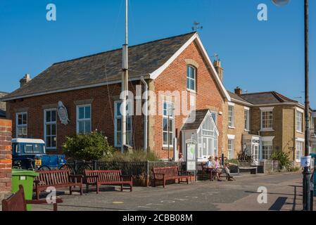 Southwold, Blick im Sommer auf das Southwold Seemanns' Reading Room Gebäude mit Blick auf den Strand in Southwold, Suffolk, England, Großbritannien Stockfoto