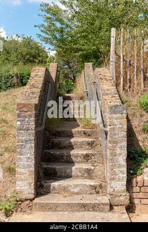 Eine Nahaufnahme der Treppe neben einem Park Hinauf auf den Gipfel eines Hügels Stockfoto