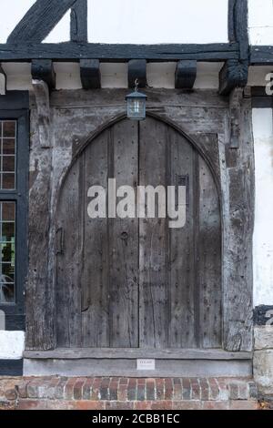 Kent-August 2020-England- eine Nahaufnahme eines alten Holzes Türen, die in ein Geschäft führen Stockfoto