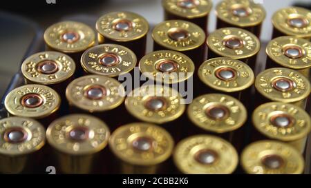 Shotgun Patronen Nahaufnahme von Shotgun-Patronen in Ammo Box. Stockfoto