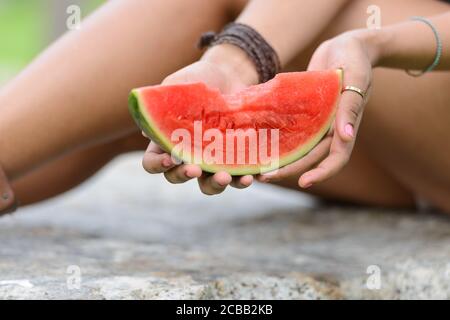 Portrait der jungen schönen afrikanischen Frau im Park im Freien Stockfoto
