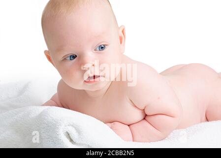 Baby Junge neugeborene blaue Augen auf einer Decke weißen Hintergrund Stockfoto