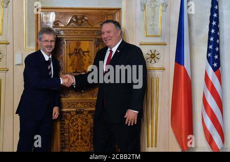 Der tschechische Senatsvorsitzende Milos Vystrcil schüttelt vor der Senatssitzung in Prag, Tschechische Republik, am 12. August 2020, die Hände mit dem US-Außenminister Mike Pompeo (rechts). (CTK Photo/Vit Simanek) Stockfoto