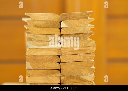 Stapel geschnittenen massivem Teak Holz mit Holz- Hintergrund Stockfoto