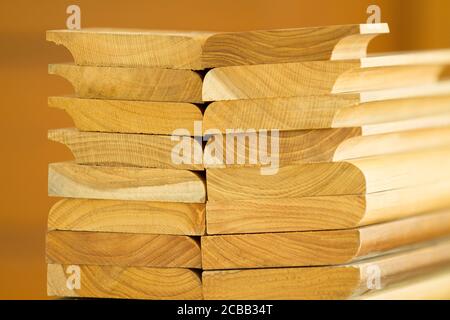 Stapel geschnittenen massivem Teak Holz mit Holz- Hintergrund Stockfoto