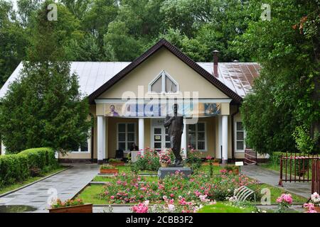 Melichovo, Region Moskau, Russland - 15. Juli 2020: Denkmal für Schriftsteller A.P. Tschechow Staatliches Literatur-Gedenkmuseum-Reserve von Anton Tschechow Melichovo Stockfoto