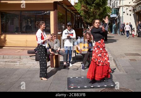 Straßenunterhalter, die Flamenco-Tänze aufführen. Plaza Pescaderia, Granada, Analogia, Spanien. Stockfoto