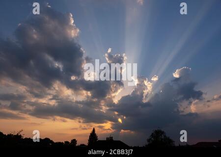 Wimbledon, London, Großbritannien. 11. August 2020. Dramatischer Sonnenuntergang Himmel mit Sonnenstrahlen in London während der anhaltenden Hitzewelle. Kredit: Malcolm Park/Alamy. Stockfoto