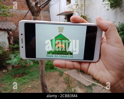 DISTRIKT KATNI, INDIEN - 02. JUNI 2020: Eine indische Frau hält Smartphone mit Anzeige Bank AL Habib Commercial Bank Logo auf dem Bildschirm, moderne Bankin Stockfoto