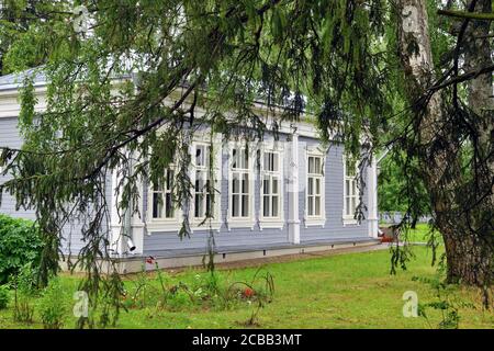 Melichovo, Region Moskau, Russland - 15. Juli 2020: Zemski Schule in Melichovo, gebaut auf Kosten des großen Schriftstellers im Sommer gezeigt. Status Literary Stockfoto