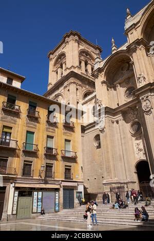 Ein Gebäude auf der Plaza de los Pasiegas mit dem Turm der Kathedrale von Granada im Hintergrund. Granada, Andalusien, Spanien. Stockfoto